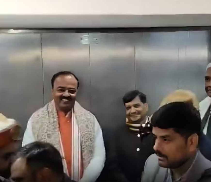 यूपी विधानसभा में सियासी संयोग! एक ही लिफ्ट में नजर आए केशव मौर्य और शिवपाल यादव, VIDEO वायरल