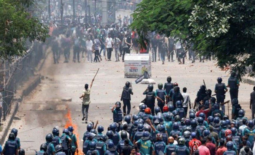 बांग्लादेश में जलते अखबार दफ्तरों को चुपचाप देखती रही पुलिस, अधिकारी ने दी सफाई