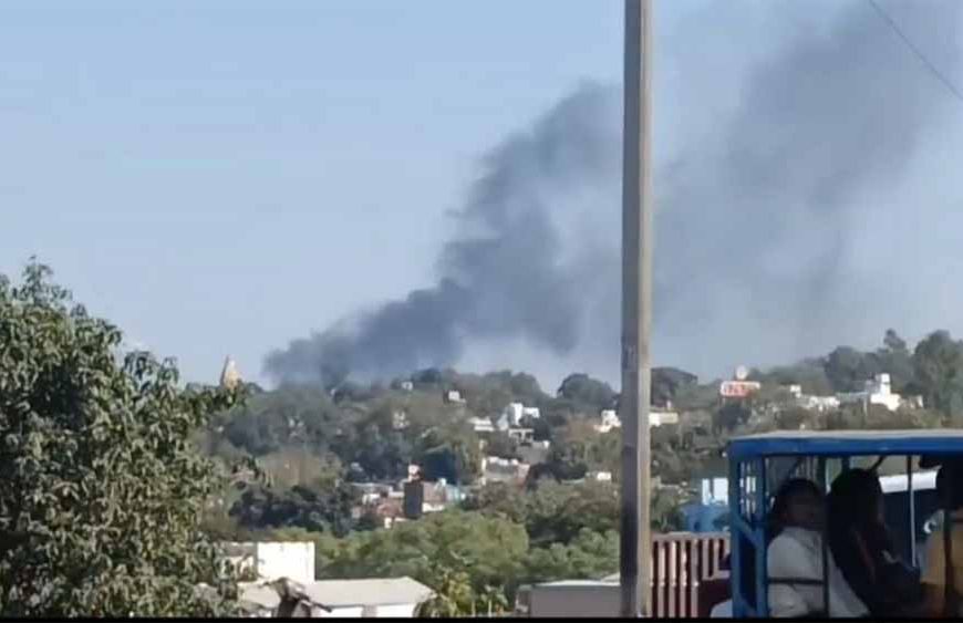 भोपाल में सतपुड़ा भवन के पास भीषण आग, 8 किमी दूर तक दिखा काले धुएं का गुबार