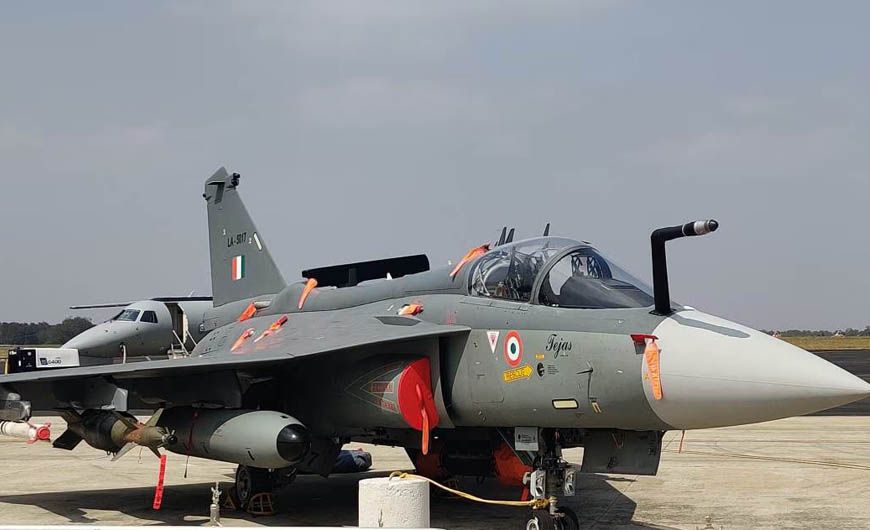 भारत ने तेजस एमके-1ए फाइटर जेट्स पर किया बड़ा ऑर्डर, चीन-पाकिस्तान के खिलाफ कितना कारगर होगा?