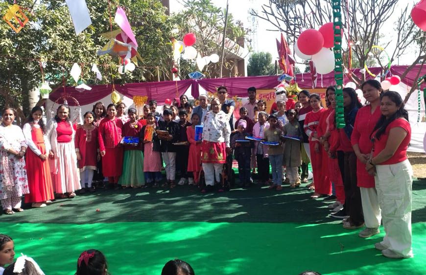 भोपाल में बच्चों ने सांता क्लॉज बनकर बाँटी खुशियाँ