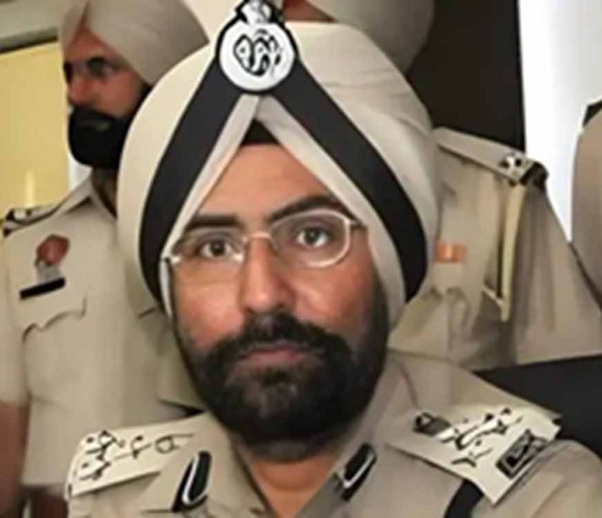 व्हाट्सएप निवेश ठगी में फंसे पूर्व IG, तबीयत बिगड़ी; वेंटिलेटर पर हालत स्थिर