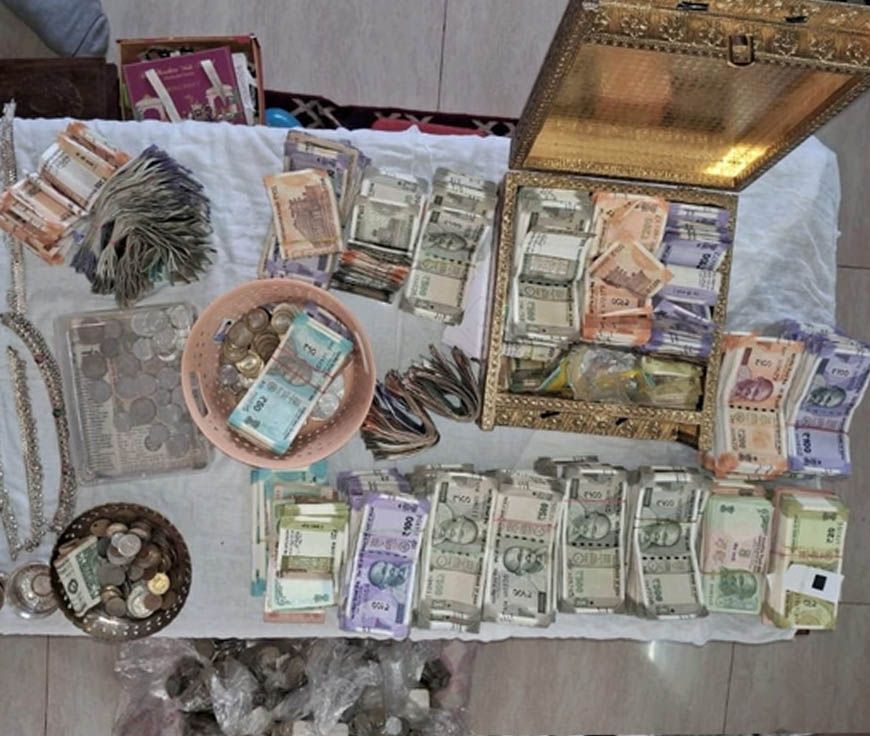 कर्नाटक में बड़ा मामला: मंत्री जमीर अहमद के सेक्रेटरी के घर लोकायुक्त का छापा, 14 करोड़ बरामद