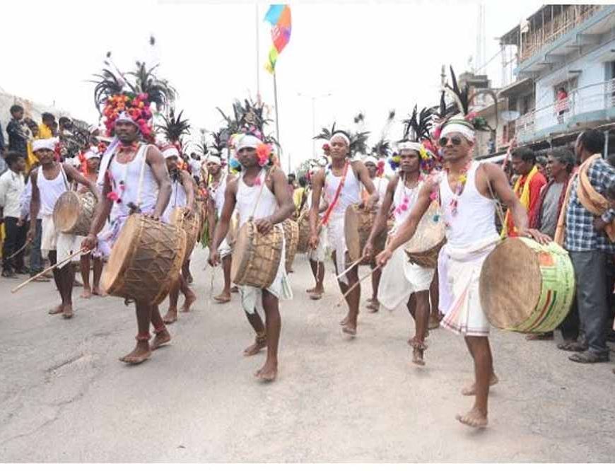 पेसा एक्ट की घोषणा पर आदिवासी समाज में खुशी, रांची के अल्बर्ट एक्का चौक पर जश्न