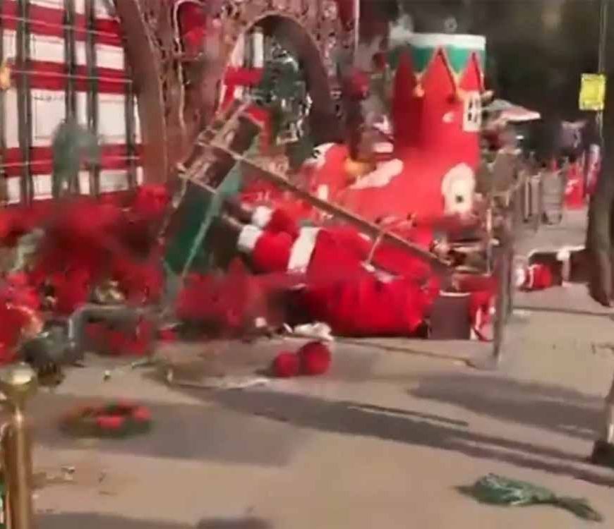 रायपुर के मैग्नेटो मॉल में बवाल, क्रिसमस डेकोरेशन को भीड़ ने किया तहस-नहस