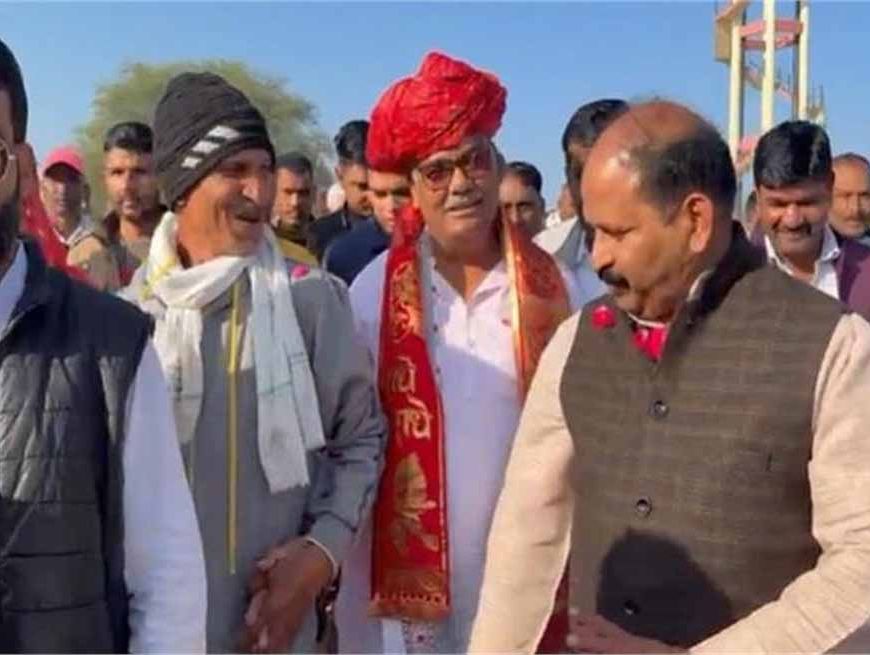 डोबड़ा को मिला ग्राम पंचायत का दर्जा, विकास रथ पर पहुंचे मंत्री मदन दिलावर, 51 फीट साफा और पुष्पवर्षा से हुआ भव्य स्वागत