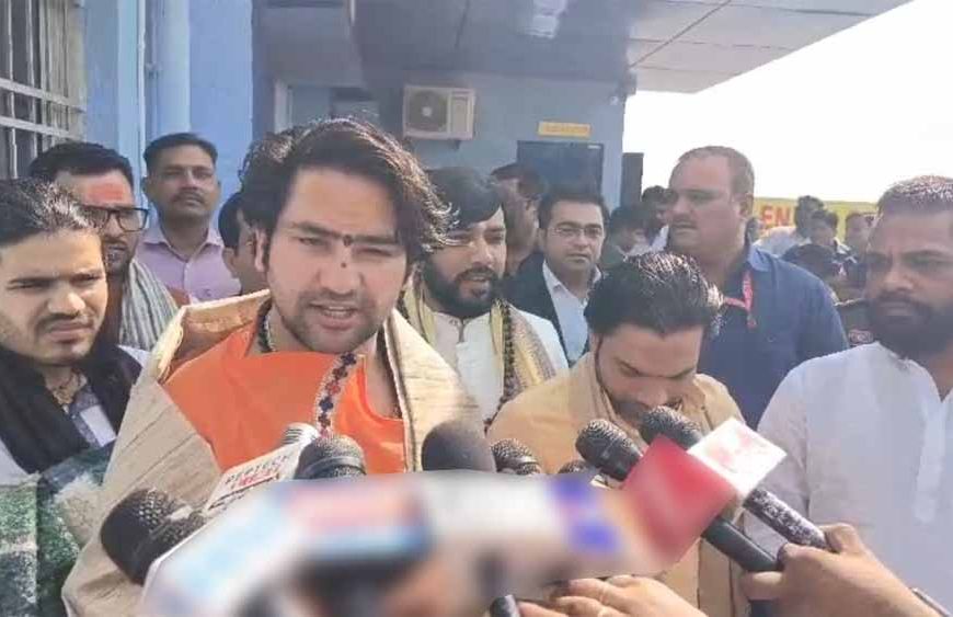 पं. धीरेंद्र कृष्ण शास्त्री ने रायपुर में की धर्मांतरण पर चिंता व्यक्त, कहा- भारत में कैंसर से भी ज्यादा खतरनाक