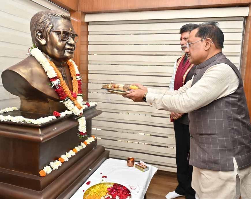 मुख्यमंत्री विष्णु देव साय ने भारत रत्न अटल बिहारी वाजपेयी की प्रतिमा पर माल्यार्पण कर दी श्रद्धांजलि