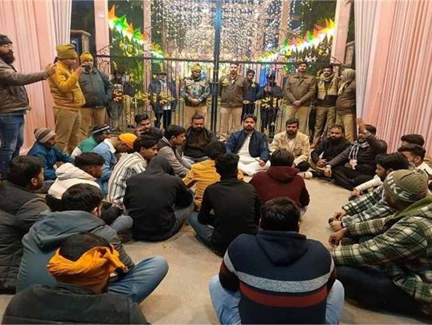 क्रिसमस के दिन चर्च के बाहर बजरंग दल का हनुमान चालीसा पाठ, ‘जय श्रीराम’ और ‘हर हर महादेव’ के नारे