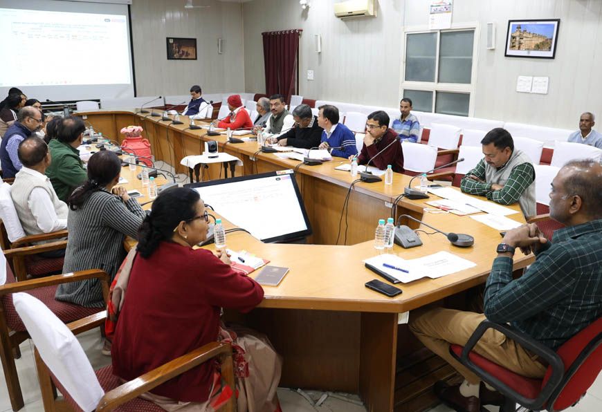 समाज में महिलाओं एवं बच्चों के स्वास्थ्य एवं शिक्षा में आंगनबाड़ी महत्वपूर्ण भूमिका निभाएं - संभागायुक्त सिंह