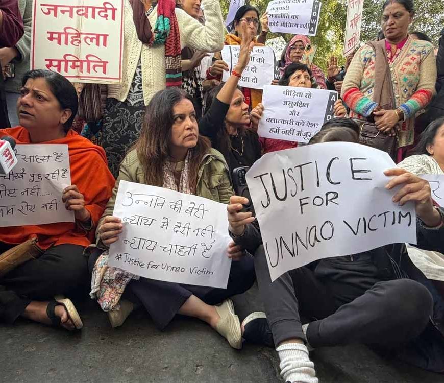 उन्नाव रेप केस: कुलदीप सेंगर की जमानत के खिलाफ दिल्ली हाईकोर्ट के बाहर महिलाओं का जोरदार प्रदर्शन