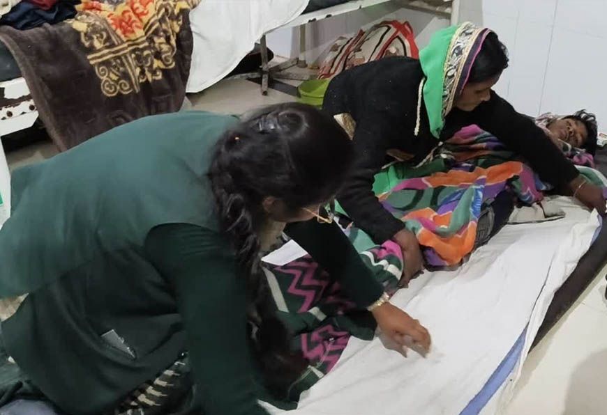 मध्य प्रदेश की राज्य मंत्री प्रतिमा बागरी बनीं नर्स, सतना अस्पताल में मरीजों के लिए बिछाईं बेडशीट