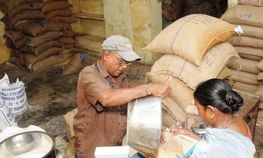 राशन वितरण में अनियमितता पर सख्त एक्शन, दो दुकानों की मान्यता रद्द, एक पर जुर्माना