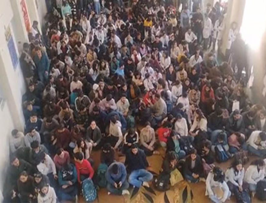 हिमाचल में डॉक्टरों की अनिश्चितकालीन हड़ताल, OPD सेवाएं ठप, इमरजेंसी चालू