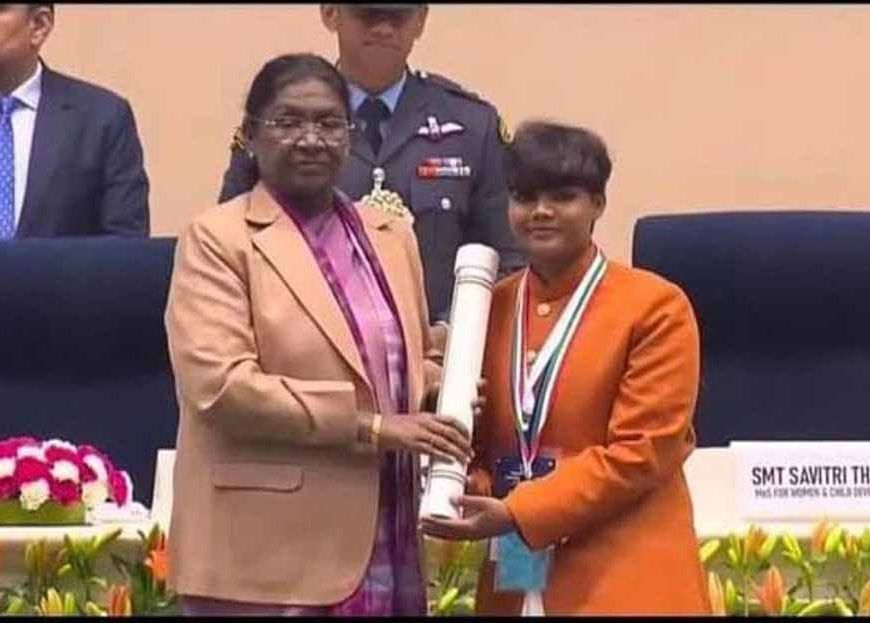 हौसले की जीत: JCB चालक की बेटी ने दिव्यांगता को हराया, ‘वीर बाल दिवस’ पर राष्ट्रपति से मिला सम्मान