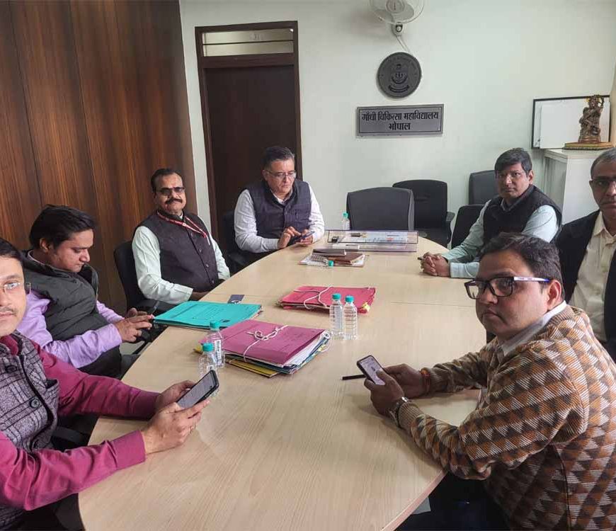 गांधी मेडिकल कॉलेज में रिक्त चिकित्सा अधिकारी सीनियर रेसिडेंट एवं जूनियर रेसिडेंट के पदों की भर्ती को लेकर बैठक सम्पन हुई