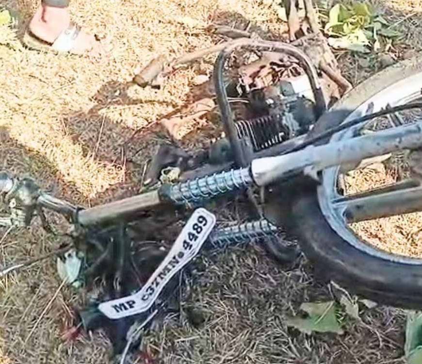 MP में चलती बाइक में जोरदार धमाका, युवक के पैरों के उड़े चीथड़े, मौके पर मौत