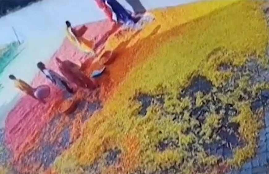 जबलपुर में फूड फैक्ट्री का गंदा सच उजागर, पैरों से कुचलकर फ्राइज मिलाते मिले कर्मचारी