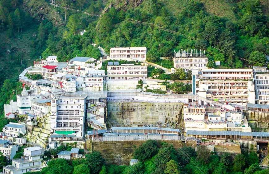 वैष्णो देवी यात्रा में सुरक्षा की नई ढाल: श्राइन बोर्ड का मास्टर प्लान, 700 कैमरों से होगी 24x7 निगरानी