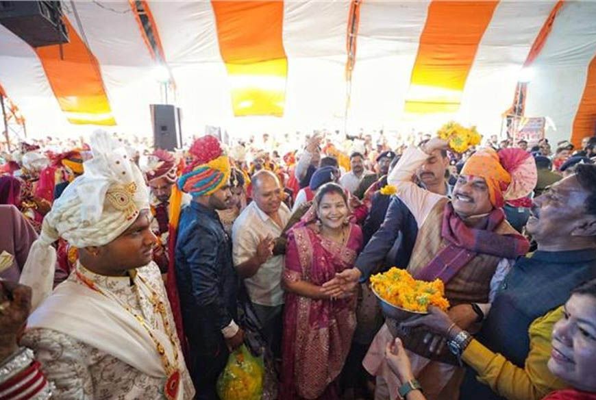 क्षिप्रा में CM मोहन ने 251 नवदंपतियों को आशीर्वाद दिया, बोले- सामूहिक विवाह से कम होता है पारिवारिक बोझ