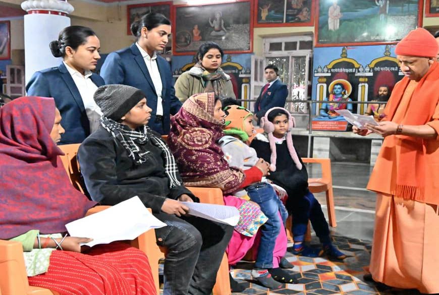 प्रचंड ठंड में भी जारी रहा सीएम योगी का जनसेवा अनुष्ठान