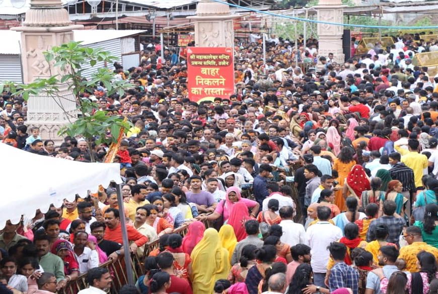 साल के आखिरी रविवार महाकाल मंदिर में दर्शन के लिए उमड़े डेढ़ लाख भक्त, सर्दी में बढ़ी श्रद्धा