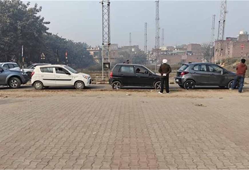 लुधियाना ड्राइविंग टेस्ट सेंटर में बदइंतजामी, घंटों कतार में खड़े लोग परेशान