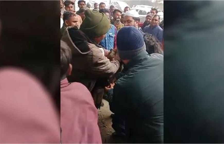 सड़क पर पुलिसकर्मी की पत्नी का हाईवोल्टेज ड्रामा, पति को दूसरी महिला संग देख भड़की… बीच सड़क हुई मारपीट