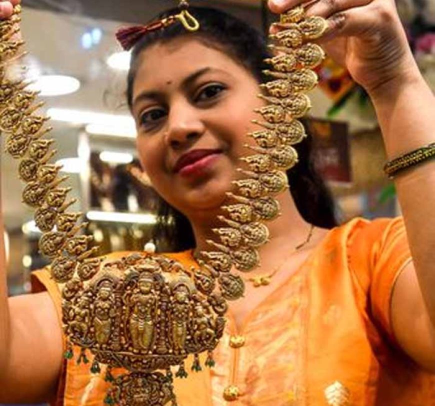 सोने-चांदी के दामों में नरमी, ऊपरी स्तर से लगातार दूसरे दिन गिरावट