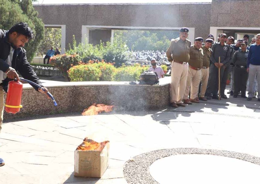 विद्युत कंपनियों के मुख्यालय शक्त‍िभवन में हुआ अग्न‍िशमन प्रशिक्षण और मॉकड्रि‍ल