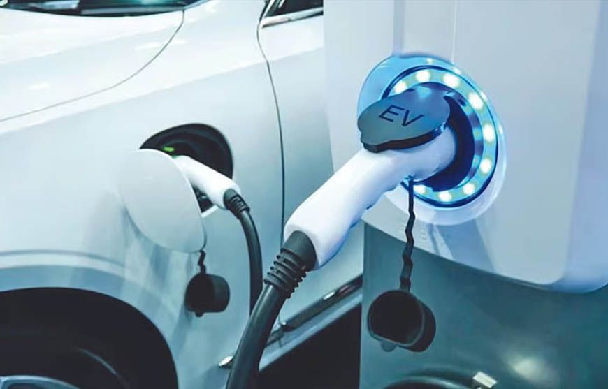 VinFast की V-Green ने HPCL के साथ की साझेदारी, फ्यूल स्टेशन पर लगेंगे EV चार्जिंग स्टेशन