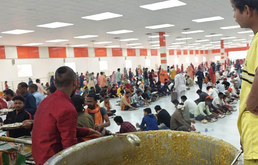 बागेश्वर धाम में नए साल का रेला, भक्तों की भीड़ और धीरेंद्र शास्त्री का संदेश