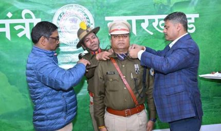 मुख्यमंत्री हेमंत सोरेन ने आईपीएस प्रमोट अधिकारियों को दी बधाई, बैच पहनाकर किया सम्मानित