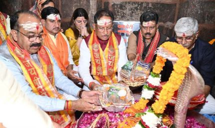 रायपुर : नववर्ष पर मुख्यमंत्री विष्णुदेव साय व केंद्रीय पर्यटन मंत्री ने भोरमदेव मंदिर में की पूजा-अर्चना