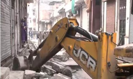 जयपुर के चौमूं में अतिक्रमण पर बड़ा एक्शन, बुलडोजर से ढहाए गए अवैध धार्मिक ढांचे