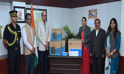 रायपुर : राज्यपाल डेका ने कस्तूरबा गांधी बालिका आवासीय विद्यालय को प्रदान किए पांच कम्प्यूटर