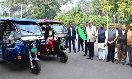 रायपुर : राज्यपाल डेका ने सरस्वती शिक्षा संस्थान को प्रदान किए चार ई- रिक्शे
