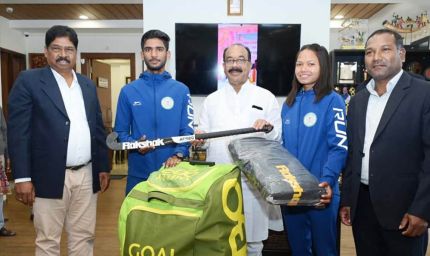 रायपुर : उप मुख्यमंत्री अरुण साव ने नेशनल सेंटर ऑफ एक्सीलेंस में परफॉर्मेंस असेसमेंट के लिए चयनित खिलाड़ियों को दिए हॉकी किट