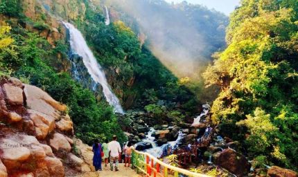 नववर्ष पर सैलानियों से आबाद हुआ झारखंड का लोध फॉल, सबसे ऊंचे जलप्रपात की खूबसूरती ने मोहा मन