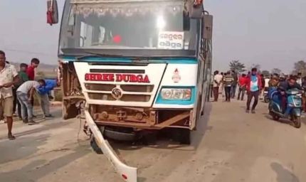 मयूरभंज में दर्दनाक सड़क हादसा: बस की टक्कर से तीन युवकों की मौके पर मौत