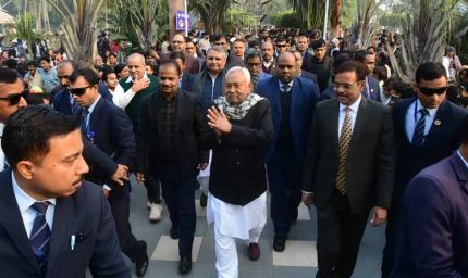 बिहार के मुख्यमंत्री नितीश और अधिकारीयों ने विभिन्न इलाकों का किया भ्रमण, लोगों का किया अभिवादन