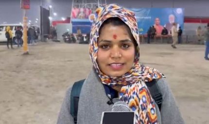 माघ मेला में दातुन बेचने आई लड़की, सुंदरता ने सोशल मीडिया पर मचाई हलचल, जानिए उसकी इमोशनल कहानी