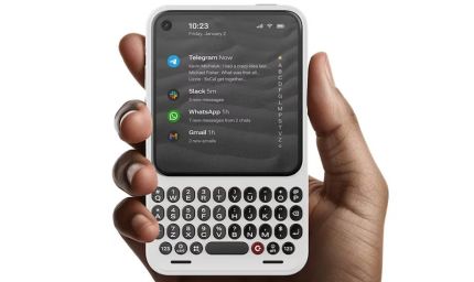 BlackBerry जैसा डिजाइन, iPhone जैसे फीचर्स, अब लॉन्च हुआ खास स्मार्टफोन