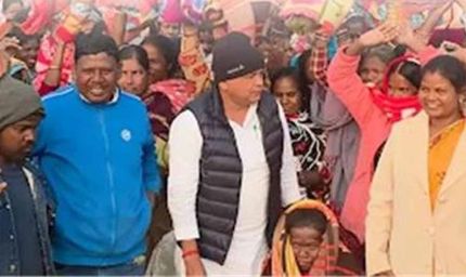 हजारों जरूरतमंदों को कंबल बांटते दिखे डॉ. इरफान अंसारी, बोले– कोई मेरा बुरा करे वह उसका कर्म, मैं मानवता निभाऊंगा