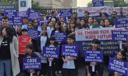 नीरजा मोदी स्कूल की मान्यता रद्द पर बवाल, 5500 छात्रों के भविष्य को लेकर अभिभावकों का सड़क पर प्रदर्शन