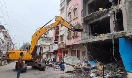 उज्जैन में महाकाल मंदिर के पास चला बुलडोजर, 3 मंजिला अवैध होटल को गिराया, मची अफरा-तफरी