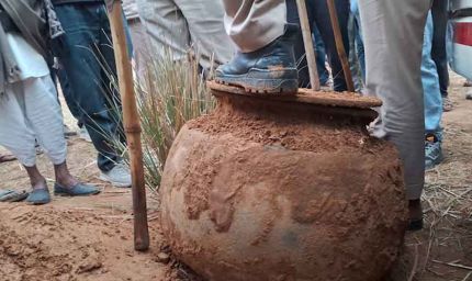 टोंक के निवाई में मिले घड़े का रहस्य गहराया, रात में फिर शुरू हुई खुदाई