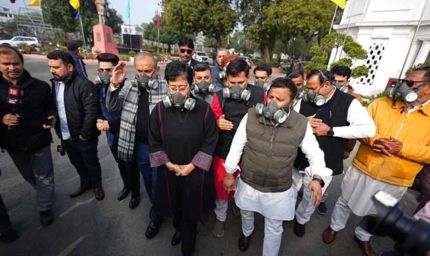 दिल्ली प्रदूषण पर सियासत तेज: ‘आप’ विधायकों का विधानसभा परिसर में प्रदर्शन