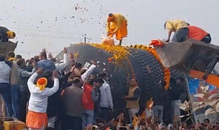चम्पारण के विराट रामायण मंदिर में पहुंचा दुनिया का सबसे ऊंचा शिवलिंग, हेलिकॉप्टर से बरसेंगे फूल