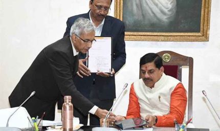 मंत्रि-परिषद की बैठक में मंत्री-परिषद सदस्यों को मिले टैबलेट